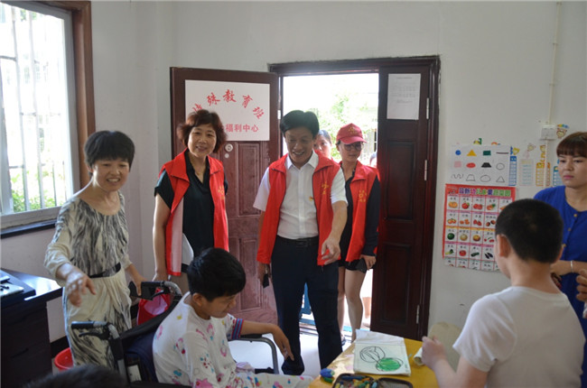 城投集團(tuán)開展“傳承紅色基因，敬老愛幼先行” 現(xiàn)場獻(xiàn)愛心活動