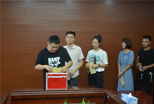 城投集團(tuán)開展“傳承紅色基因，敬老愛幼先行” 現(xiàn)場獻(xiàn)愛心活動